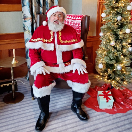 cropped-Santa-Hayes-tree-pose.webp